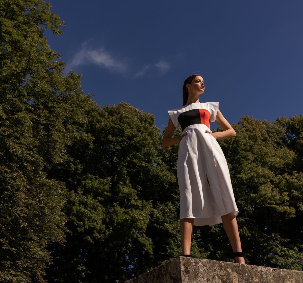  La robe PARAH, une création de créateur luxe en 100 % satin de coton. Contemporaine et intemporelle, cette robe allie élégance et simplicité pour s'adapter à toutes les occasions. Son aspect soyeux et raffiné offre un confort inégalé tout en garantissant une allure sophistiquée. Parfaite pour les événements chics ou les sorties décontractées, la robe PARAH est un essentiel de votre garde-robe. Optez pour cette pièce haut de gamme qui reflète le savoir-faire français et ajoutez une touche d'élégance durable