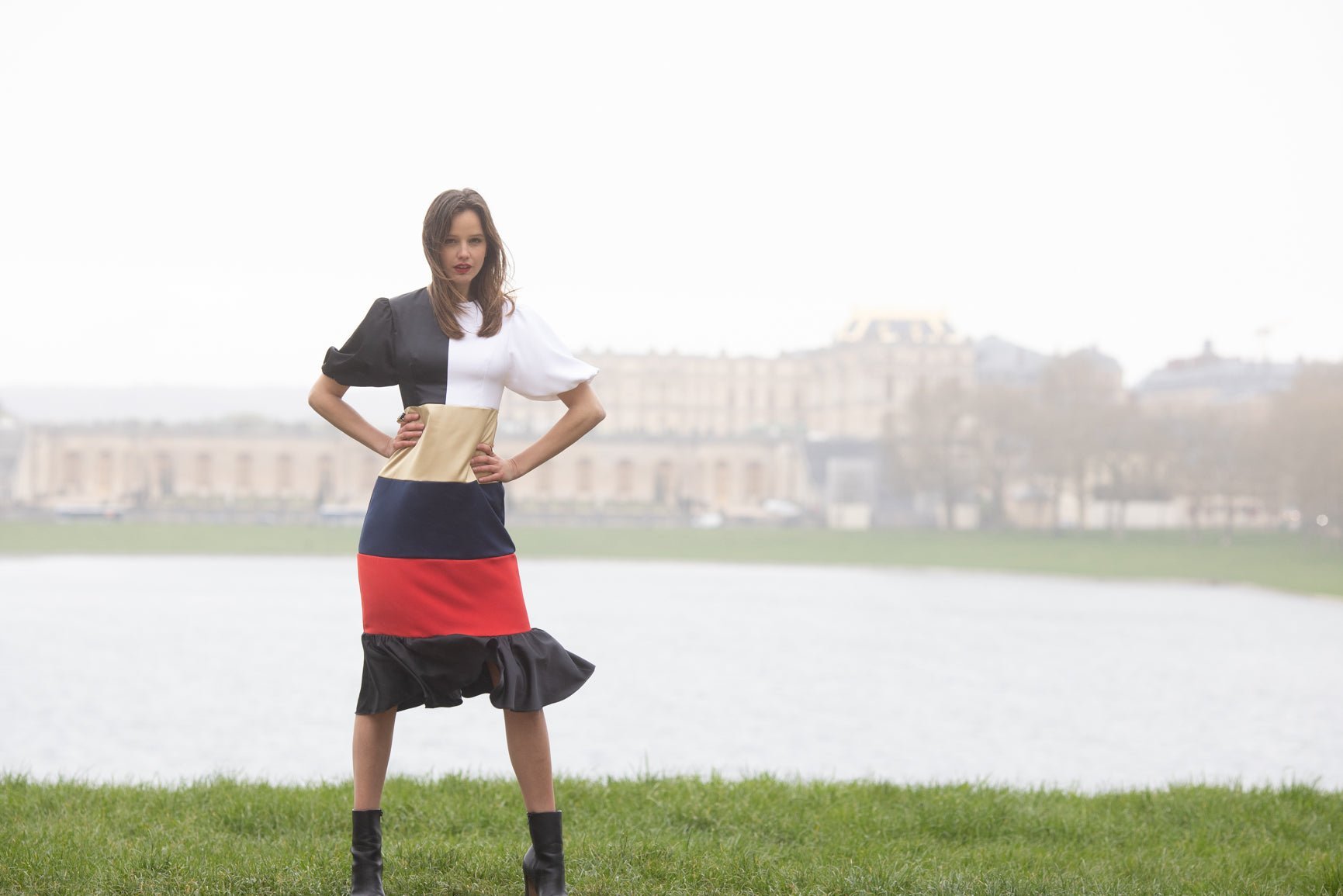 Robe Habillée ECTER - Élégance Intemporelle et Vibrante
Découvrez la robe cocktail ECTER, conçue pour la femme active qui recherche un style intemporel et coloré. Cette pièce unique met en valeur votre féminité tout en affirmant votre singularité. Fabriquée en France, vous avez l'assurance d'une robe en série limitée, voire unique.