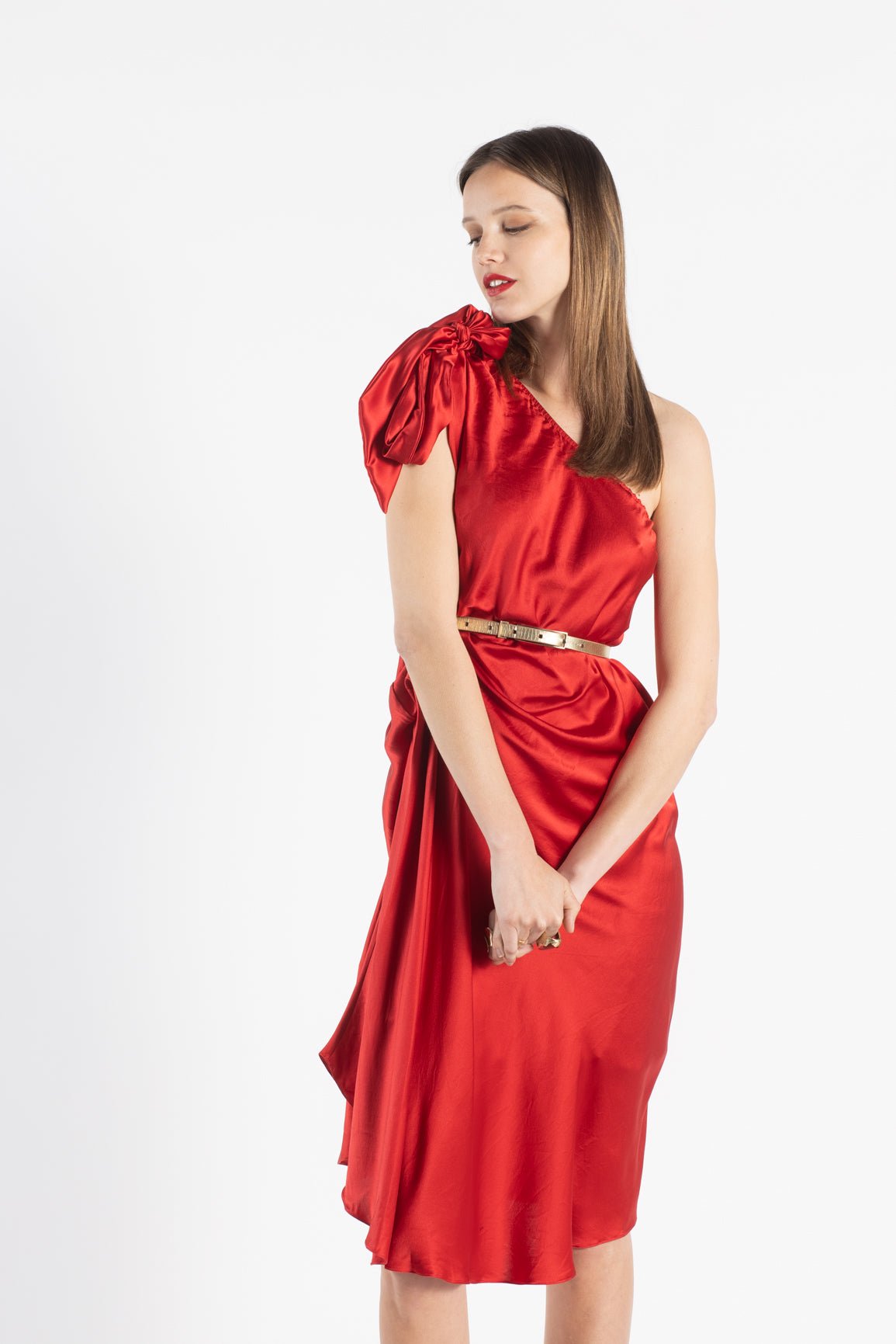 La robe SLY,
Élégante et sophistiquée, cette robe de soirée cocktail rouge se distingue par son design asymétrique et sa composition en 100% soie naturelle, offrant un confort inégalé et une allure chic. Parfaite pour des occasions spéciales telles que des fêtes ou des événements formels, elle mettra en valeur votre silhouette tout en apportant une touche de modernité à votre garde-robe