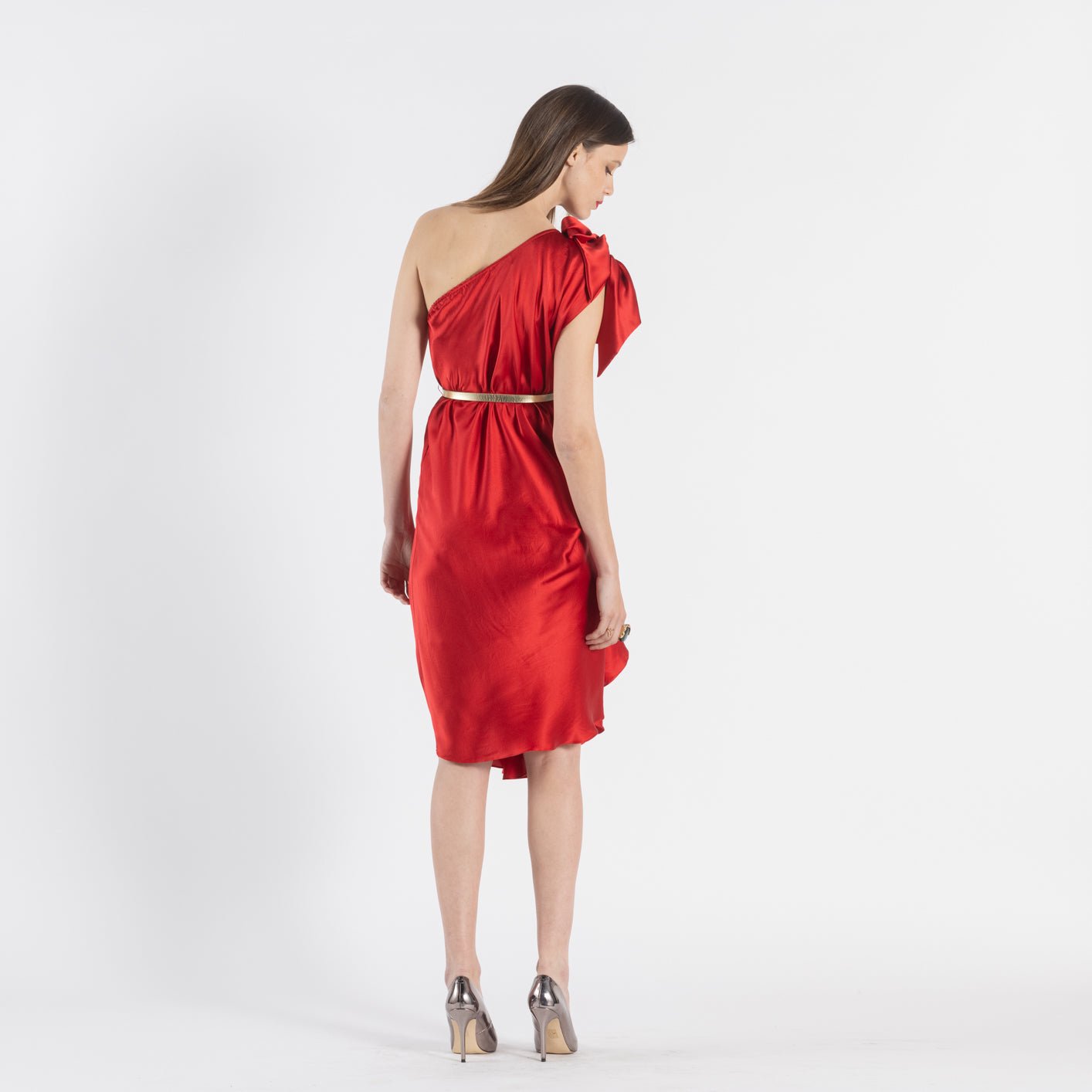 La robe SLY,
Élégante et sophistiquée, cette robe de  cocktail rouge se distingue par son design asymétrique et sa composition en 100% soie naturelle, offrant un confort inégalé et une allure chic. Parfaite pour des occasions spéciales telles que des fêtes ou des événements formels, elle mettra en valeur votre silhouette tout en apportant une touche de modernité à votre garde-robe