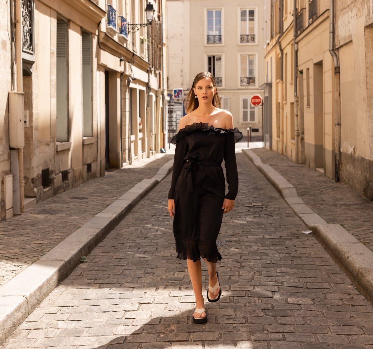 Robe NIFAL - Chic et Élégance en 100% Soie
Découvrez la robe de créateur luxe, une pièce qui incarne la simplicité chic. Confectionnée en 100% soie, son aspect soyeux et la transparence du crêpe Georgette lui confèrent une allure irrésistible. Parfaite pour vos petites sorties, cette robe allie raffinement et style intemporel.
