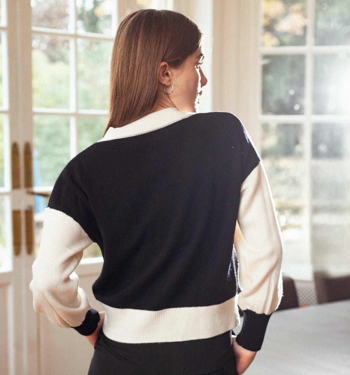 Découvrez notre pull bicolore femme en laine et cachemire, alliant confort et style à la perfection. Fabriqué avec des matériaux de haute qualité, ce pull doux et chaleureux est idéal pour les journées fraîches. Son design élégant et moderne en fait une pièce essentielle pour toutes les occasions, que ce soit au bureau ou lors d'une sortie décontractée. Optez pour l'élégance intemporelle avec notre pull bicolore, véritable expression du savoir-faire français