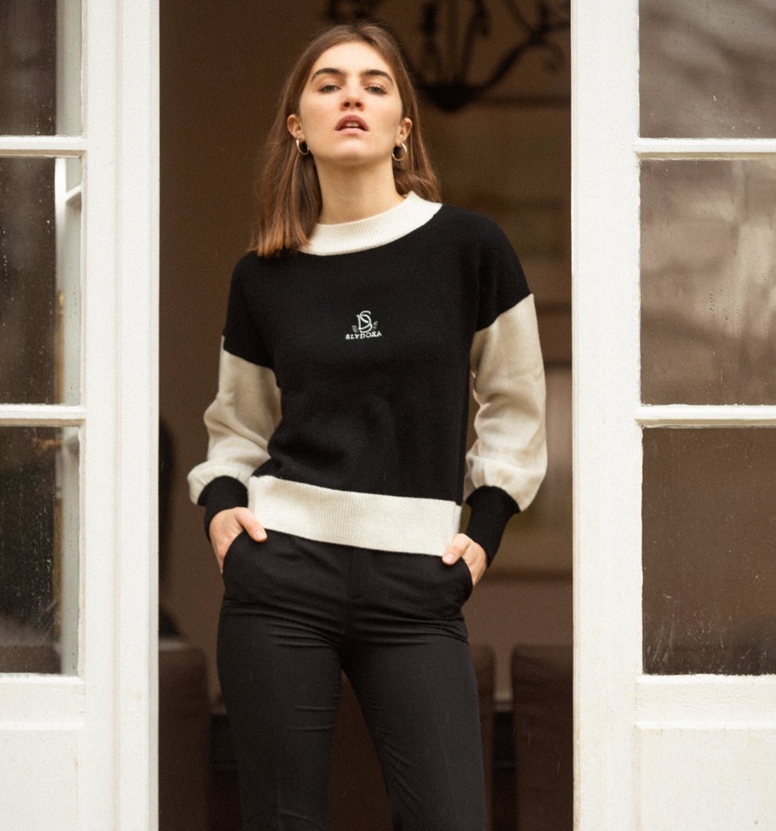 Découvrez notre pull bicolore femme en laine et cachemire, alliant confort et style à la perfection. Fabriqué avec des matériaux de haute qualité, ce pull doux et chaleureux est idéal pour les journées fraîches. Son design élégant et moderne en fait une pièce essentielle pour toutes les occasions, que ce soit au bureau ou lors d'une sortie décontractée. Optez pour l'élégance intemporelle avec notre pull bicolore, véritable expression du savoir-faire français