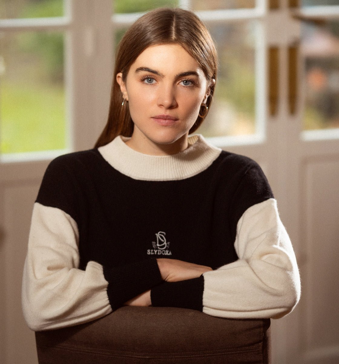 Découvrez notre pull bicolore femme en laine et cachemire, alliant confort et style à la perfection. Fabriqué avec des matériaux de haute qualité, ce pull doux et chaleureux est idéal pour les journées fraîches. Son design élégant et moderne en fait une pièce essentielle pour toutes les occasions, que ce soit au bureau ou lors d'une sortie décontractée. Optez pour l'élégance intemporelle avec notre pull bicolore, véritable expression du savoir-faire français