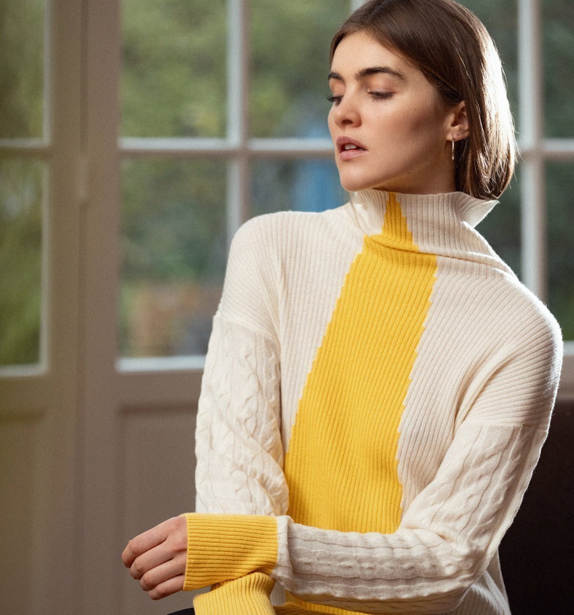 Découvrez notre pull bicolore femme en laine et cachemire, alliant confort et style à la perfection. Fabriqué avec des matériaux de haute qualité, ce pull doux et chaleureux est idéal pour les journées fraîches. Son design élégant et moderne en fait une pièce essentielle pour toutes les occasions, que ce soit au bureau ou lors d'une sortie décontractée. Optez pour l'élégance intemporelle avec notre pull bicolore, véritable expression du savoir-faire français