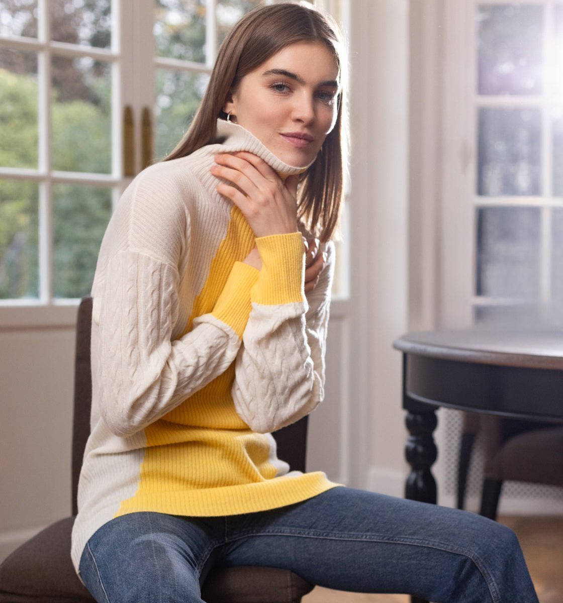 Découvrez notre pull bicolore femme en laine et cachemire, alliant confort et style à la perfection. Fabriqué avec des matériaux de haute qualité, ce pull doux et chaleureux est idéal pour les journées fraîches. Son design élégant et moderne en fait une pièce essentielle pour toutes les occasions, que ce soit au bureau ou lors d'une sortie décontractée. Optez pour l'élégance intemporelle avec notre pull bicolore, véritable expression du savoir-faire français