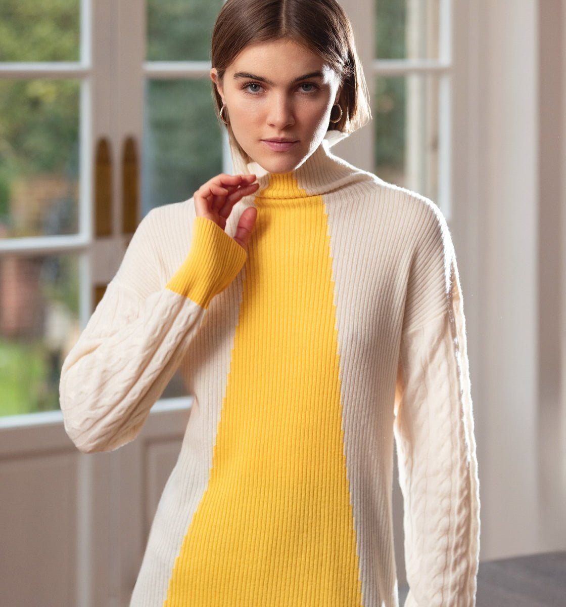 Découvrez notre pull bicolore femme en laine et cachemire, alliant confort et style à la perfection. Fabriqué avec des matériaux de haute qualité, ce pull doux et chaleureux est idéal pour les journées fraîches. Son design élégant et moderne en fait une pièce essentielle pour toutes les occasions, que ce soit au bureau ou lors d'une sortie décontractée. Optez pour l'élégance intemporelle avec notre pull bicolore, véritable expression du savoir-faire français