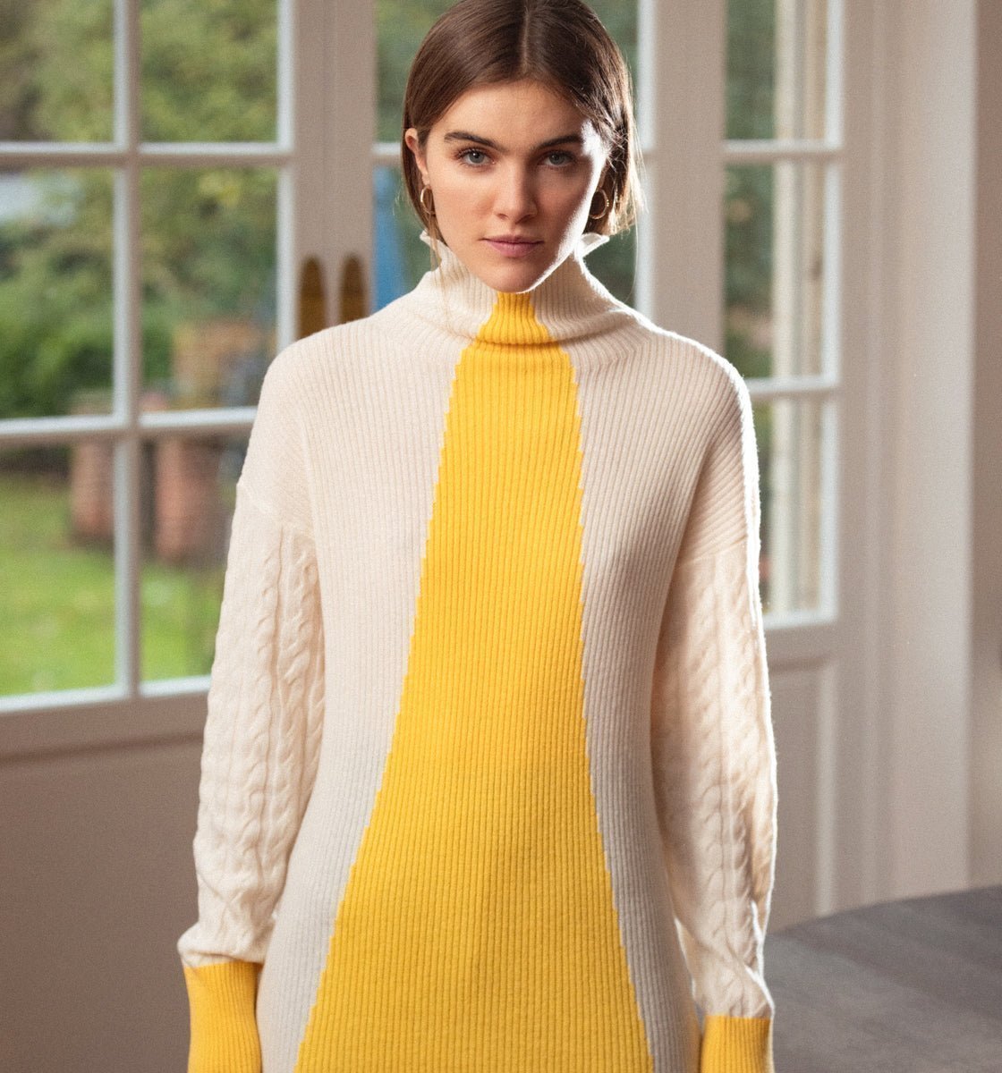 Découvrez notre pull bicolore femme en laine et cachemire, alliant confort et style à la perfection. Fabriqué avec des matériaux de haute qualité, ce pull doux et chaleureux est idéal pour les journées fraîches. Son design élégant et moderne en fait une pièce essentielle pour toutes les occasions, que ce soit au bureau ou lors d'une sortie décontractée. Optez pour l'élégance intemporelle avec notre pull bicolore, véritable expression du savoir-faire français