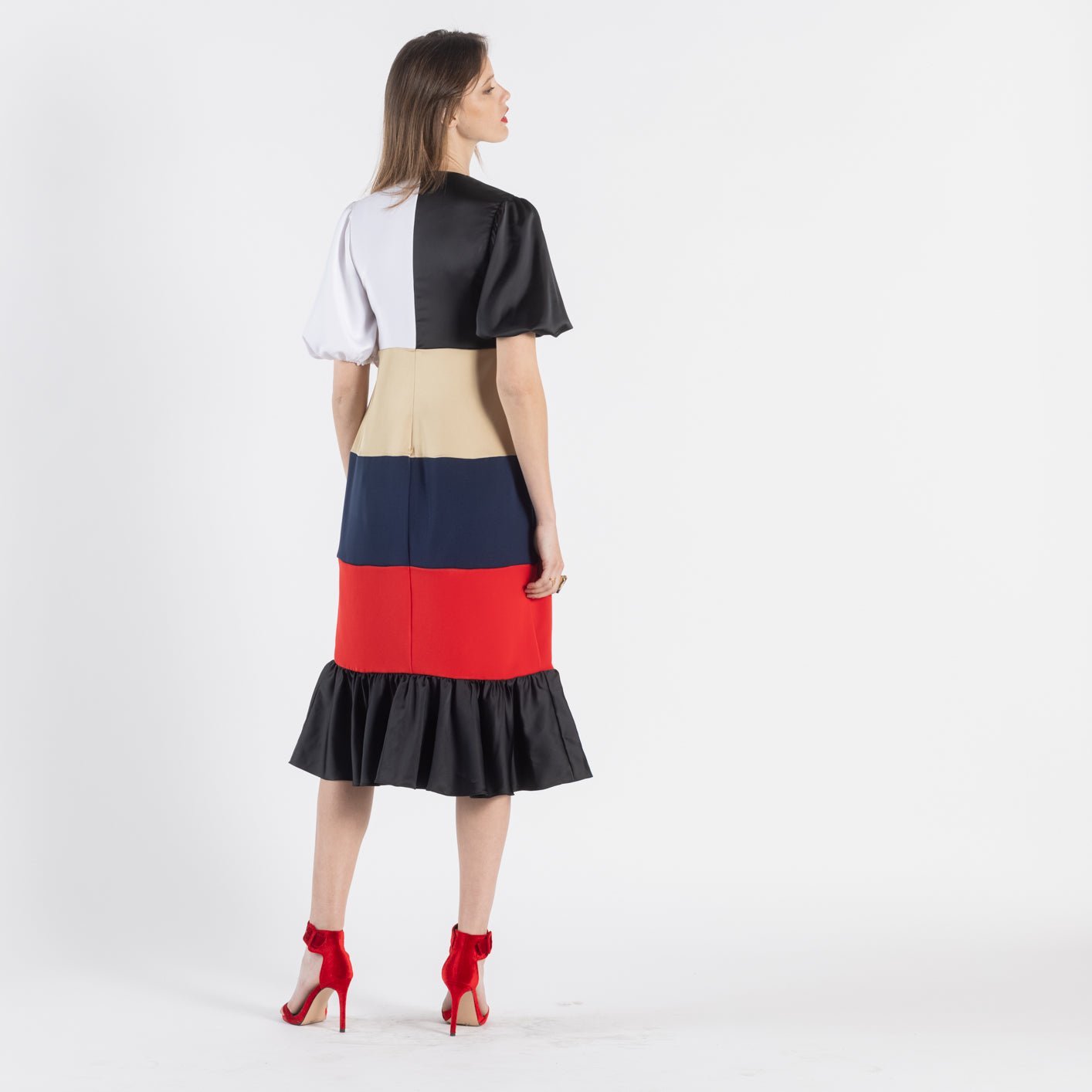 Robe Habillée ECTER - Élégance Intemporelle et Vibrante
Découvrez la robe cocktail ECTER, conçue pour la femme active qui recherche un style intemporel et coloré. Cette pièce unique met en valeur votre féminité tout en affirmant votre singularité. Fabriquée en France, vous avez l'assurance d'une robe en série limitée, voire unique.