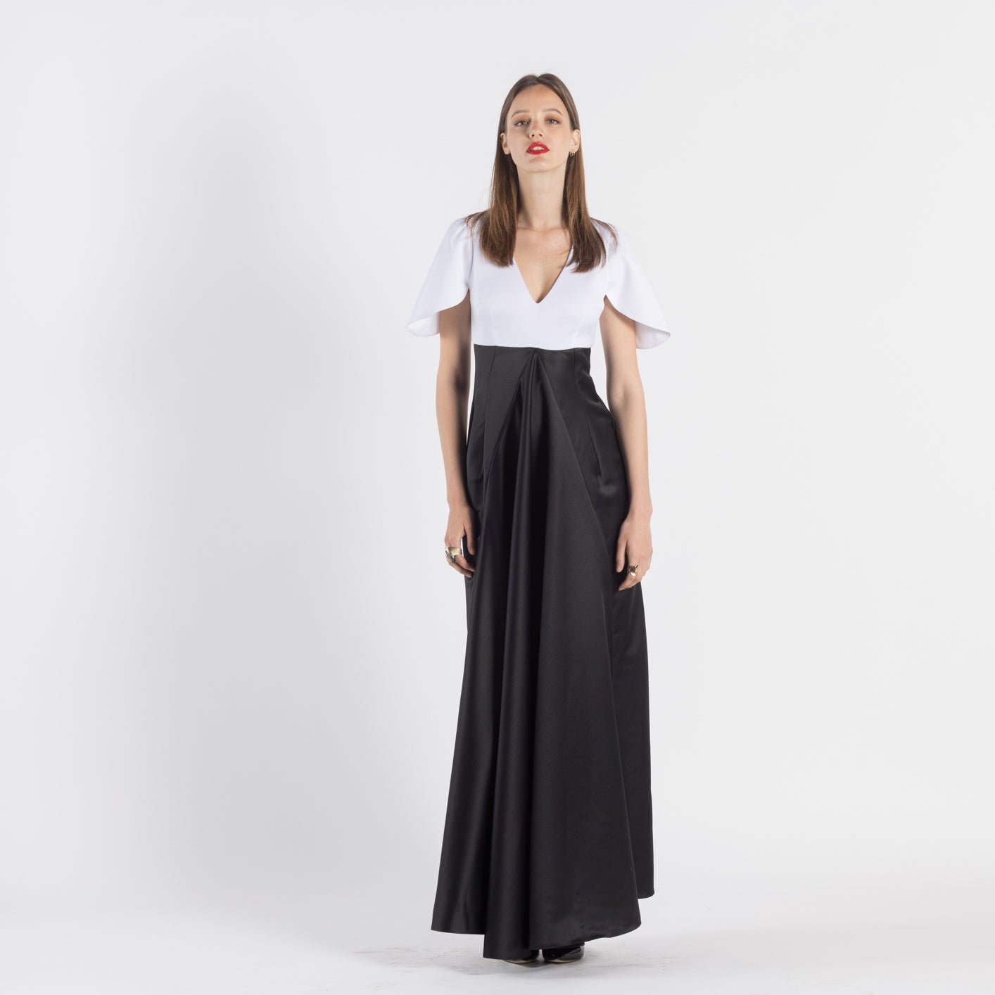 Adoptez la robe longue ANNE en crêpe de satin noir et blanc, idéale pour toutes les occasions. Que ce soit pour un cocktail, une soirée chic ou un mariage, cette robe de créateur allie style et confort. Avec son design raffiné, vous serez rayonnante et prête à faire sensation à chaque événement. Ajoutez une touche de luxe à votre garde-robe avec la robe ANNE !
