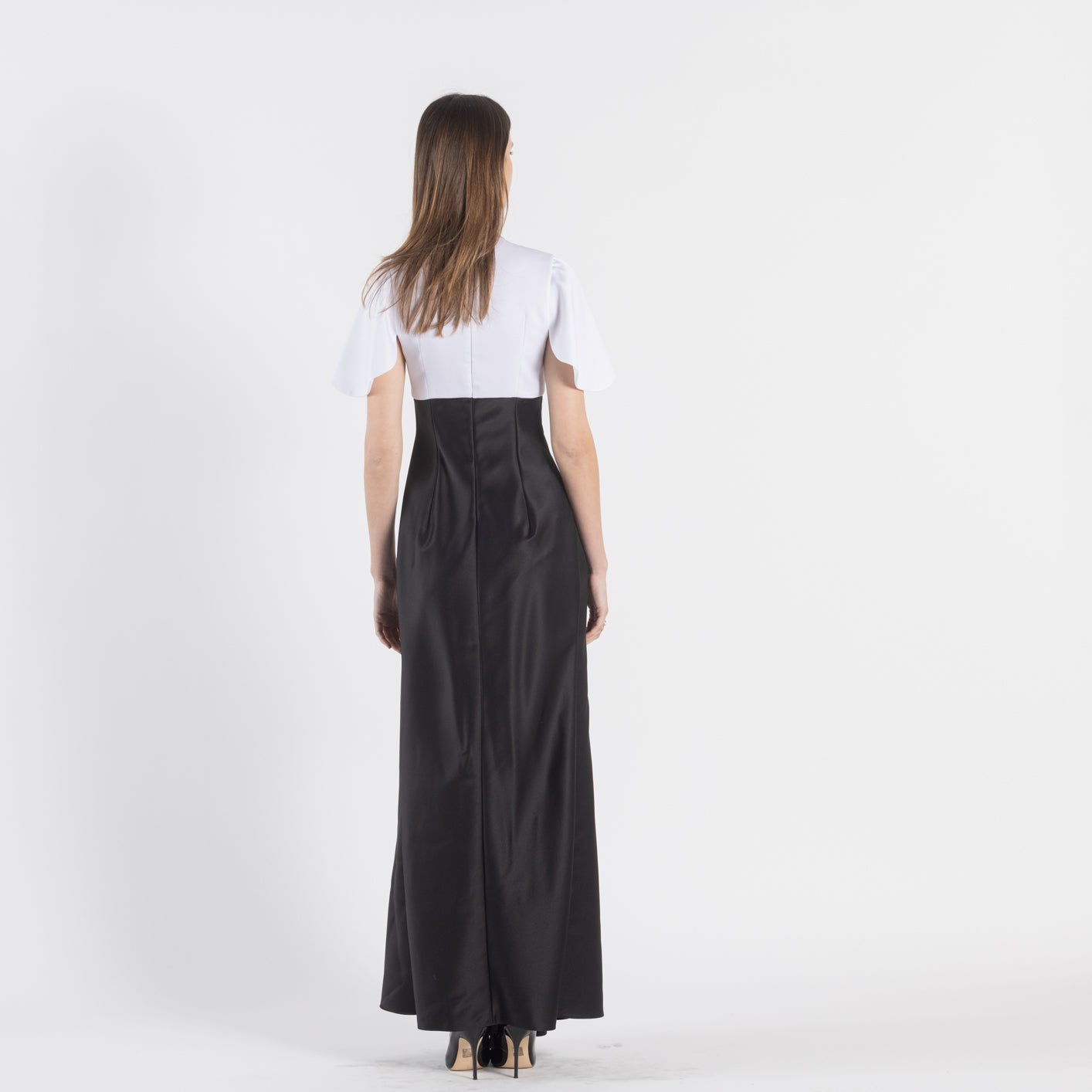 Adoptez la robe longue ANNE en crêpe de satin noir et blanc, idéale pour toutes les occasions. Que ce soit pour un cocktail, une soirée chic ou un mariage, cette robe de créateur allie style et confort. Avec son design raffiné, vous serez rayonnante et prête à faire sensation à chaque événement. Ajoutez une touche de luxe à votre garde-robe avec la robe ANNE !
