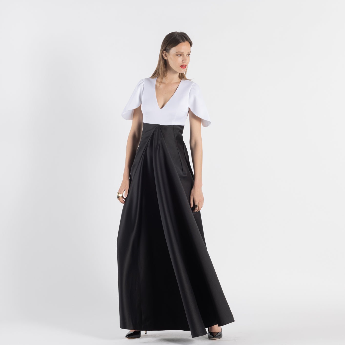 Adoptez la robe longue ANNE en crêpe de satin noir et blanc, idéale pour toutes les occasions. Que ce soit pour un cocktail, une soirée chic ou un mariage, cette robe de créateur allie style et confort. Avec son design raffiné, vous serez rayonnante et prête à faire sensation à chaque événement. Ajoutez une touche de luxe à votre garde-robe avec la robe ANNE !
