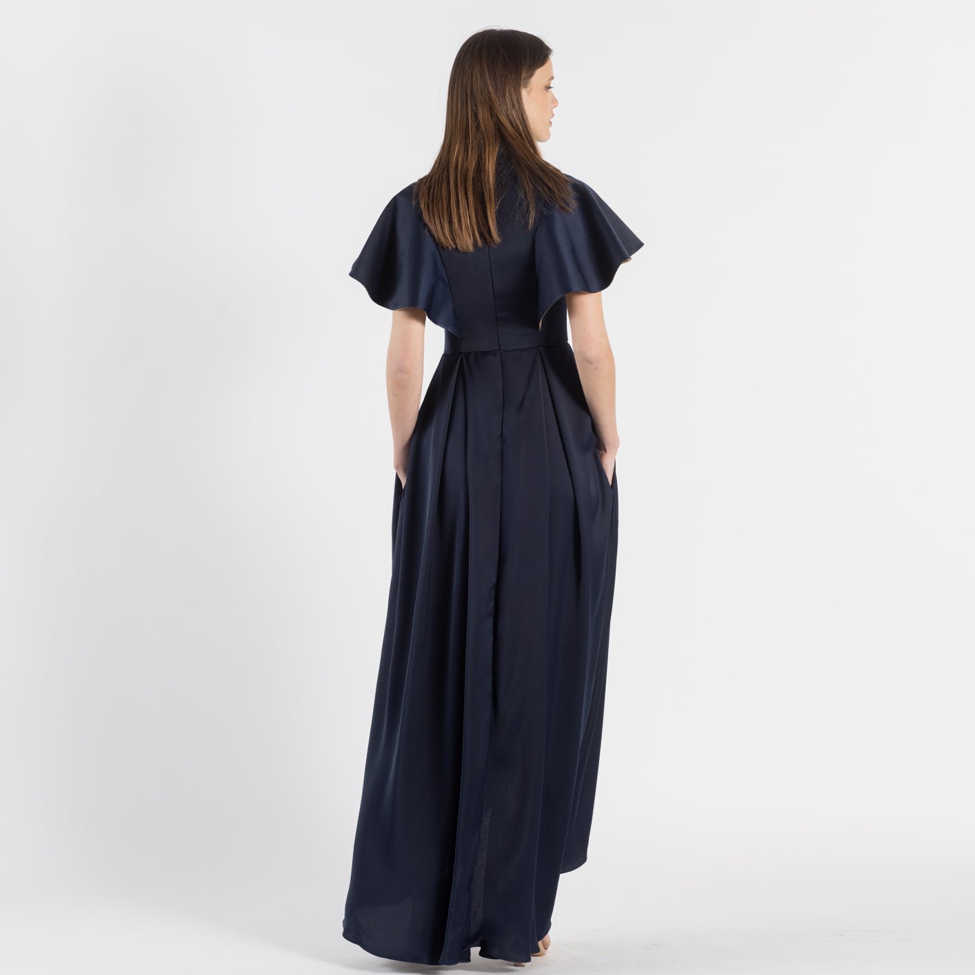 Robe Couture Noomiy - Élégance et Glamour
Découvrez notre robe habillée couture Noomiy, une pièce qui incarne le luxe féminin avec une touche très glamour. Cette robe majestueuse, inspirée de l'architecture baroque et néo-classique du château de Versailles, présente une teinte bleue marine évoquant la toiture en ardoise du Château, tandis que son revers rappelle les dorures omniprésentes à Versailles. Vous serez radieuse lors d'une soirée, d'une cérémonie ou d'un gala dans cette création unique 