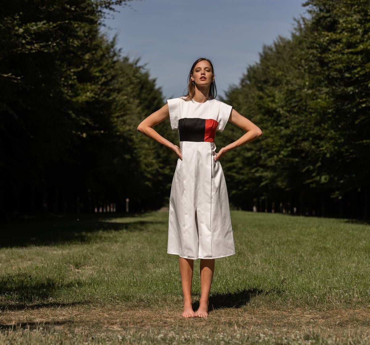 La robe PARAH, une création de créateur luxe en 100 % satin de coton. Contemporaine et intemporelle, cette robe allie élégance et simplicité pour s'adapter à toutes les occasions. Son aspect soyeux et raffiné offre un confort inégalé tout en garantissant une allure sophistiquée. Parfaite pour les événements chics ou les sorties décontractées, la robe PARAH est un essentiel de votre garde-robe. Optez pour cette pièce haut de gamme qui reflète le savoir-faire français et ajoutez une touche d'élégance durable