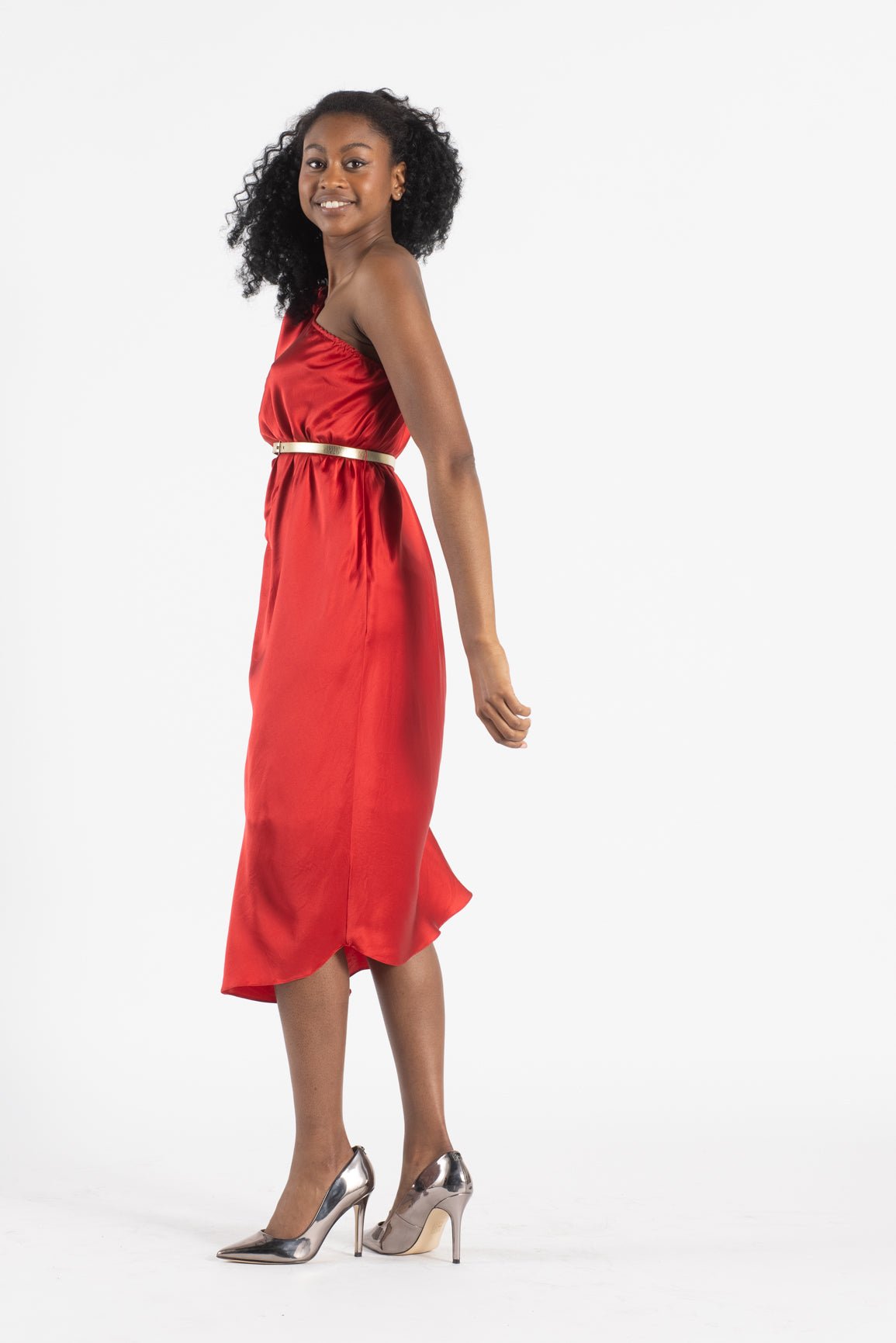 La robe SLY,
Élégante et sophistiquée, cette robe de soirée cocktail rouge se distingue par son design asymétrique et sa composition en 100% soie naturelle, offrant un confort inégalé et une allure chic. Parfaite pour des occasions spéciales telles que des fêtes ou des événements formels, elle mettra en valeur votre silhouette tout en apportant une touche de modernité à votre garde-robe