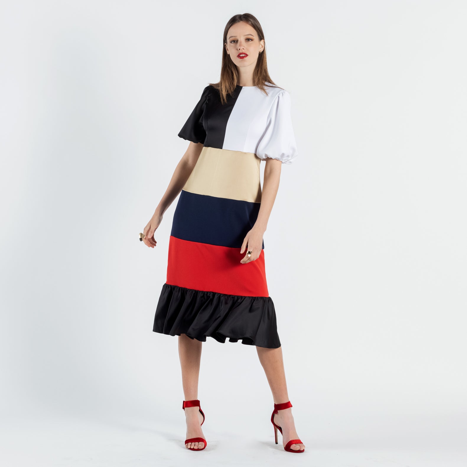 Robe Habillée ECTER - Élégance Intemporelle et Vibrante
Découvrez la robe cocktail ECTER, conçue pour la femme active qui recherche un style intemporel et coloré. Cette pièce unique met en valeur votre féminité tout en affirmant votre singularité. Fabriquée en France, vous avez l'assurance d'une robe en série limitée, voire unique.